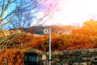 探索以步行标志、树木和山脉为背景的充满活力的秋季景观