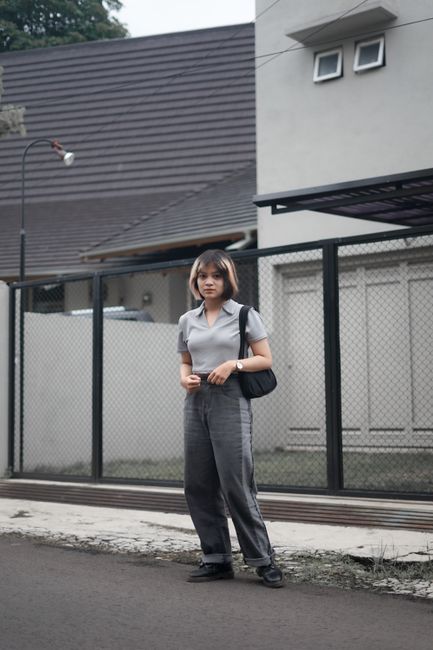 polo gris por dentro de unos vaqueros anchos, hoy un look muy tranqui para un cielo gris
#lookdeldia #gray #shirt #jeans