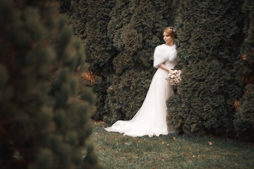 Free Bride in Wedding Dress in Garden Stock Photo