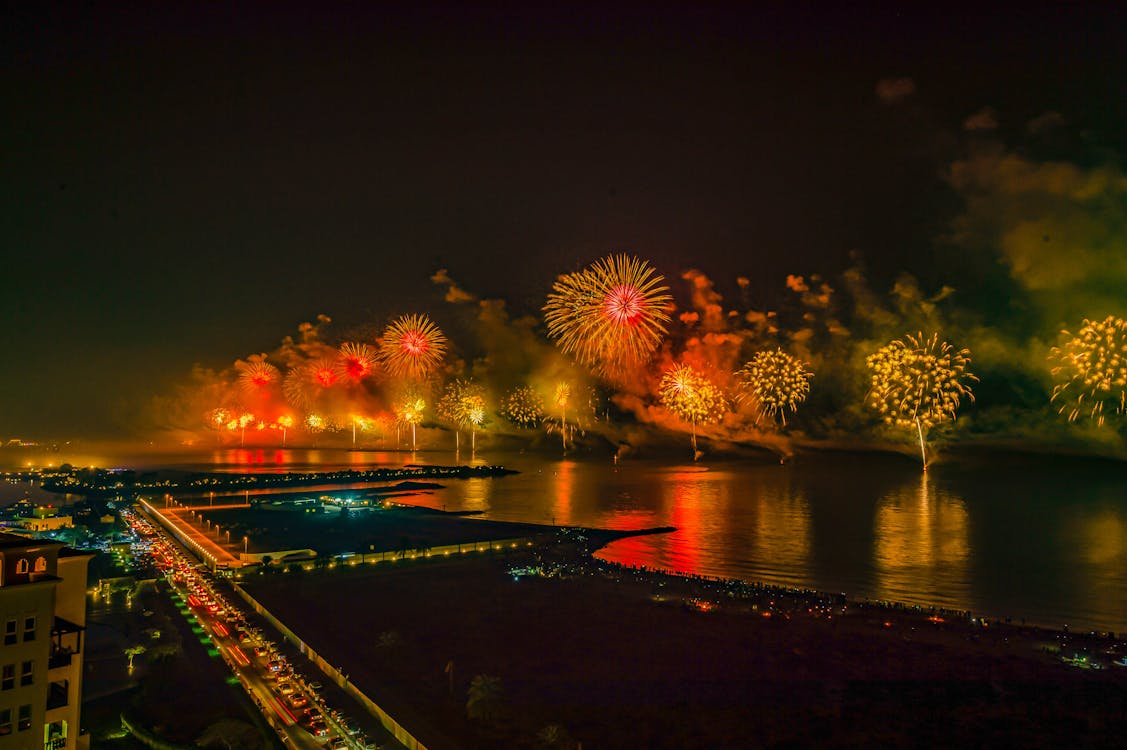 Kostenloses Foto zum Thema: arabische emirate feier, feuerwerk, marjan insel, pyrotechnik, funkelnd, al silvester, vereinigte
