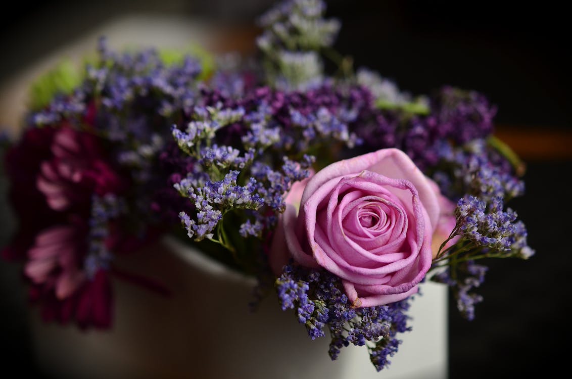 免费 粉红玫瑰和紫色lavander Boquet 素材图片