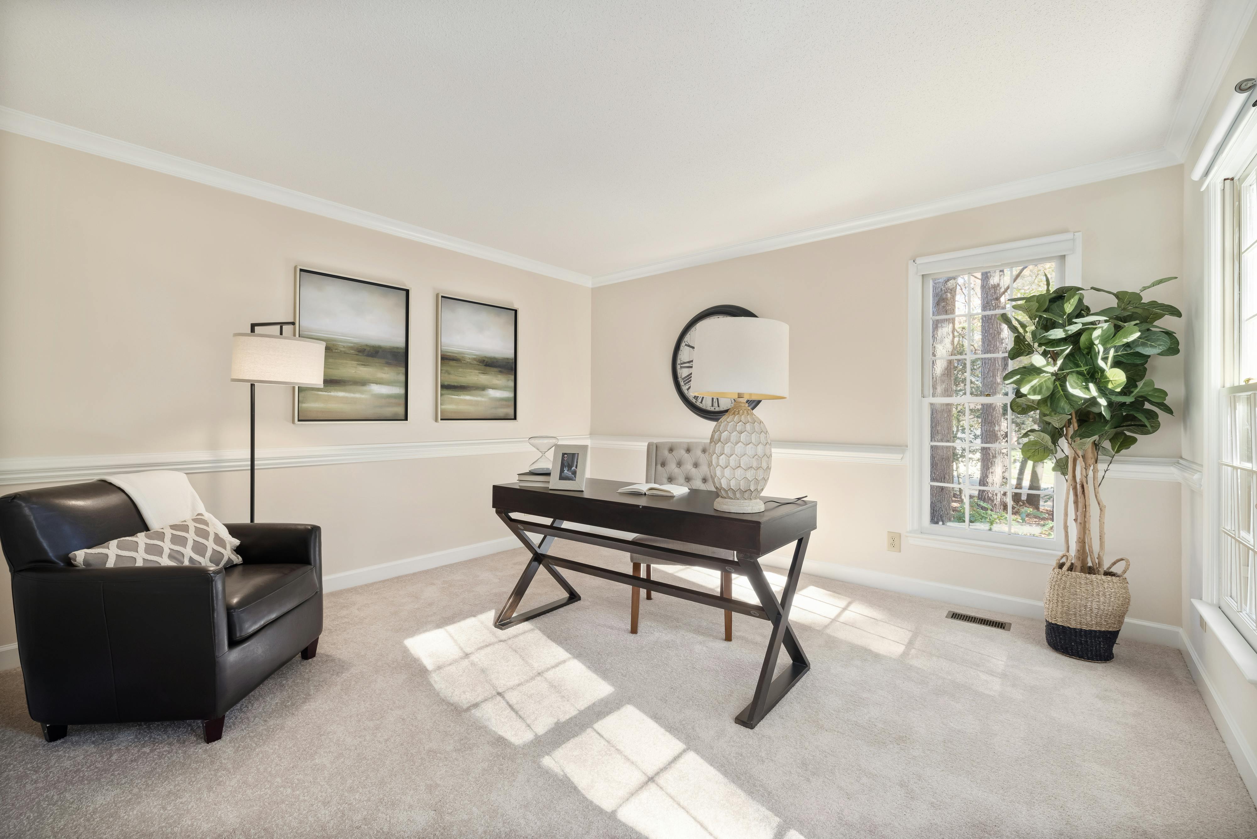 Wohnzimmer mit Schreibtischzone, Teppich und Regal zur optischen Trennung der Arbeitsfläche