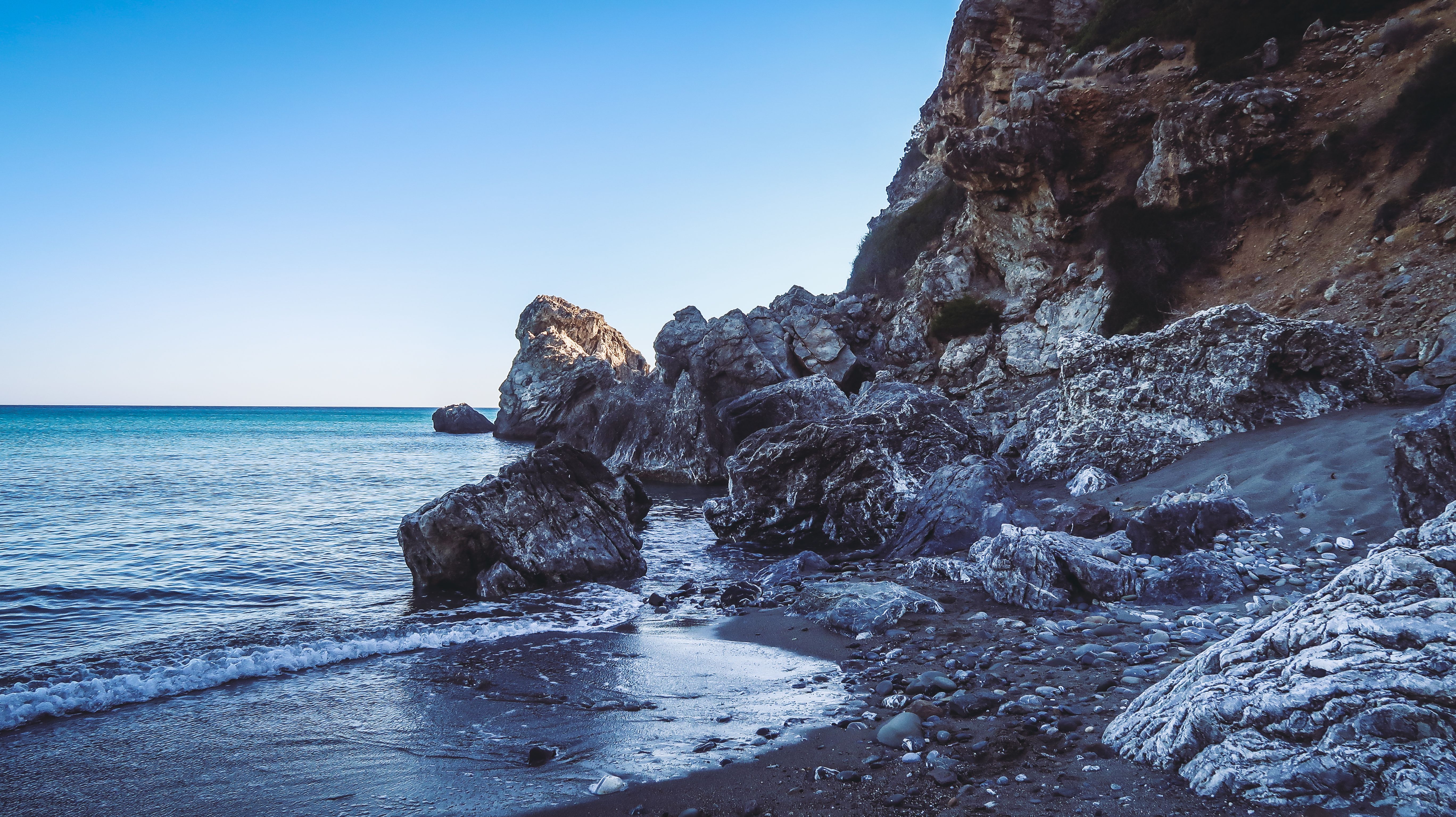 Gray Rocks on the Shore · Free Stock Photo