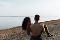 一对恩爱的情侣在宁静的海滩上享受宁静的时刻，非常适合浪漫主题