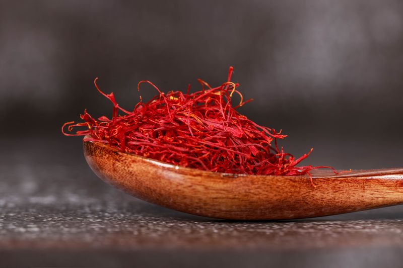 زعفران کے دھاگے — وارس ڈیلی ایڈیشن میں قدرتی خوشبو
