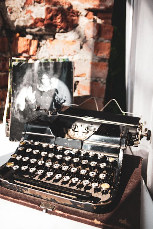Darmowe zdjęcie z galerii z antyczny, klasyczny, maszyna do pisania