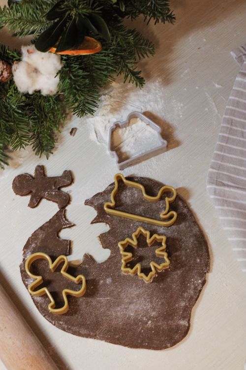 Free Festive cookie dough with winter-themed cutters, perfect for Christmas baking. Stock Photo