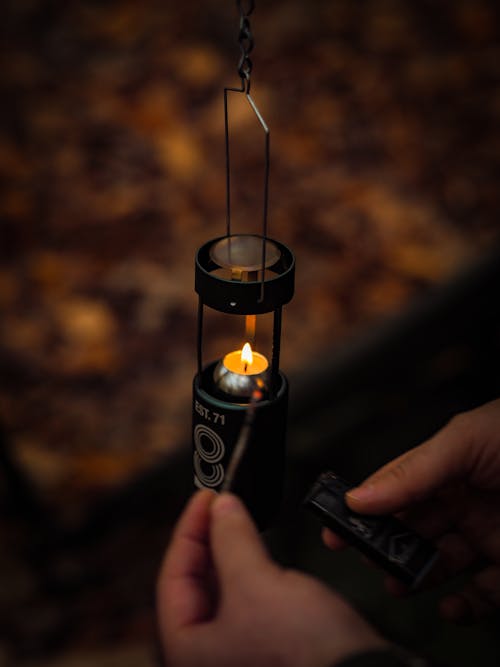 Бесплатное стоковое фото с вертикальный выстрел, горящая свеча, горящий