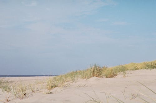 Foto profissional grátis de ao ar livre, areia branca, céu azul