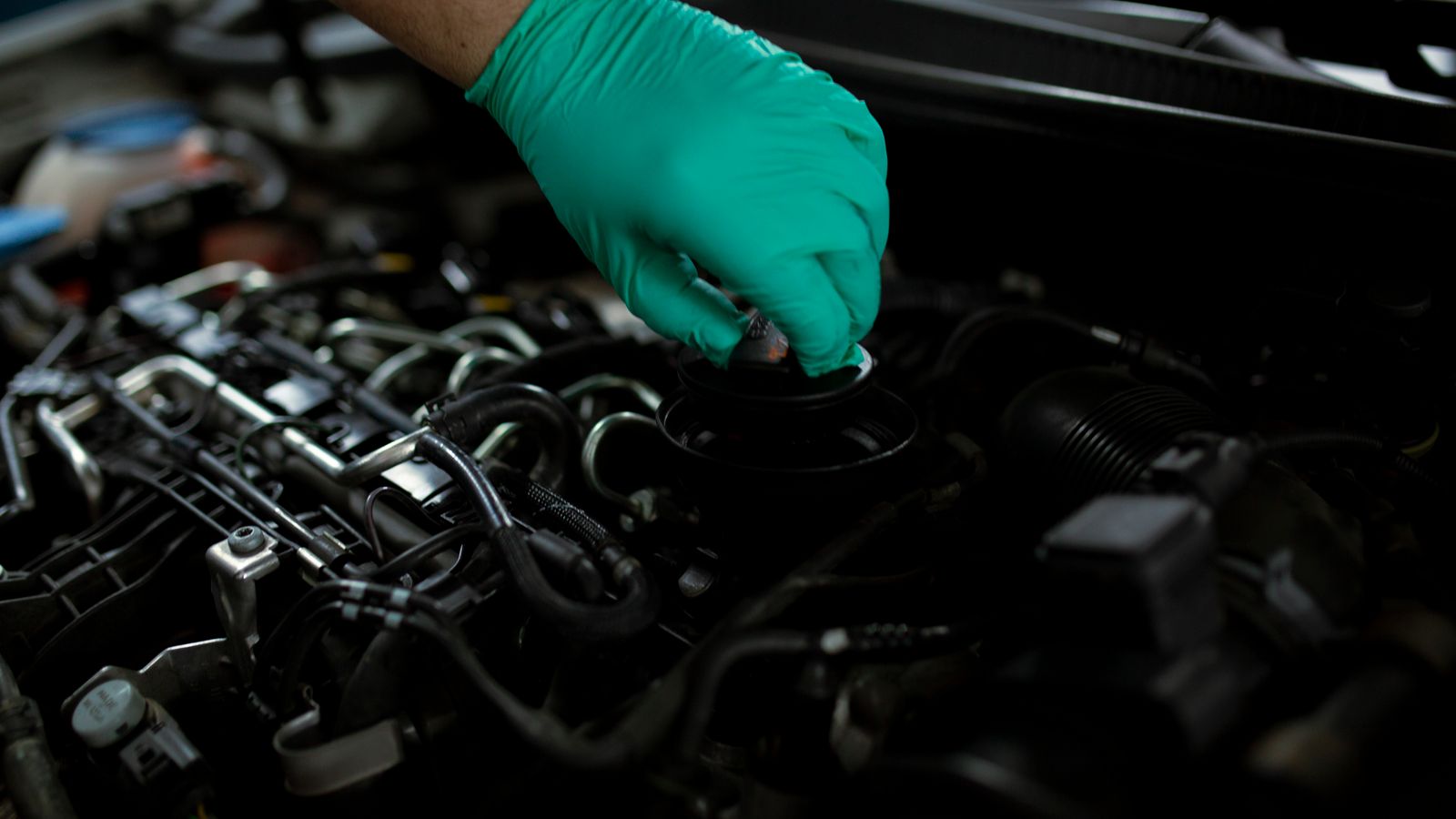 Manual do proprietário e notas fiscais sendo conferidos dentro de um carro usado