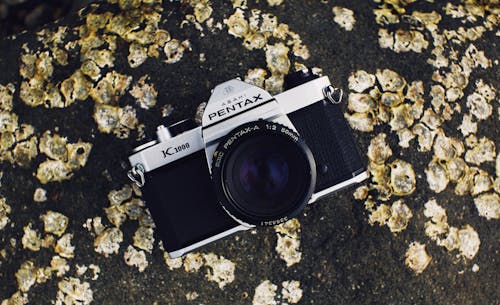 Foto d'estoc gratuïta de asahi pentax, càmera rèflex digital, flatlay