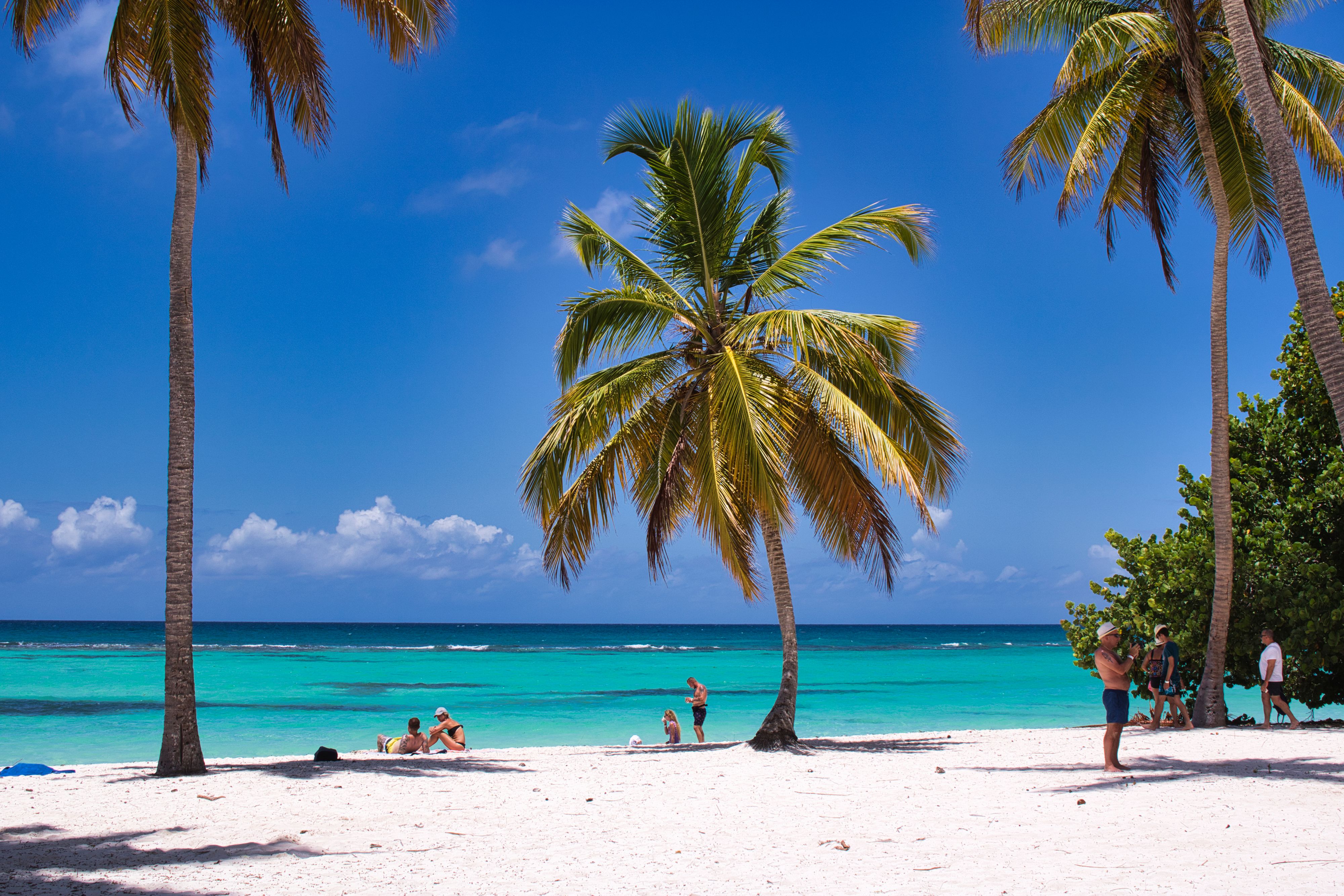 Voyageurs sur une plage mexicaine pendant la saison des pluies au Mexique