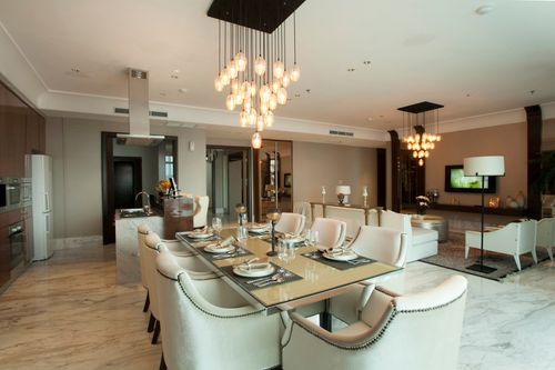Free Luxurious dining room interior design featuring elegant modern furniture and chic lighting fixtures. Stock Photo