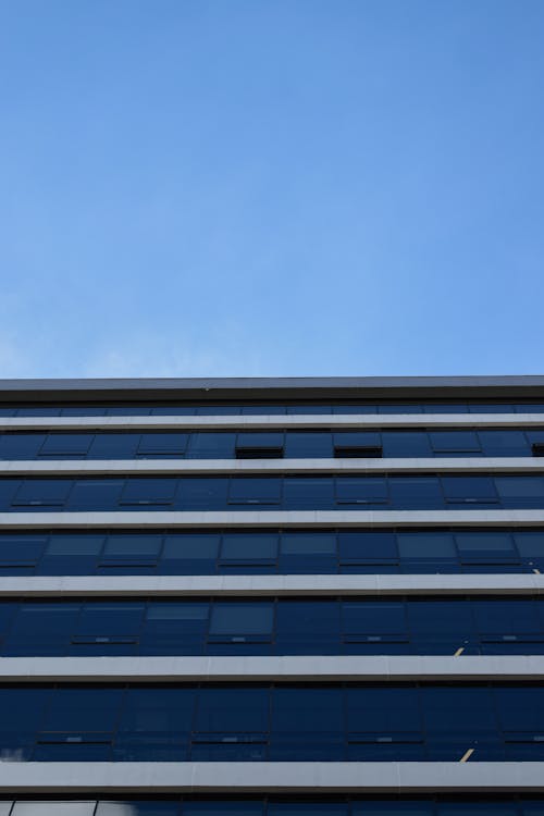Kostenloses Stock Foto zu aufnahme von unten, blauen himmel, fluchtpunktperspektive