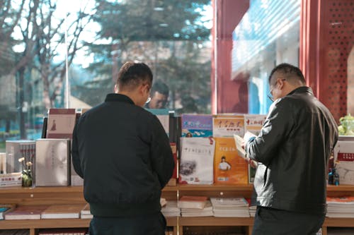 arkadan görünüm, erkekler, insanlar içeren Ücretsiz stok fotoğraf