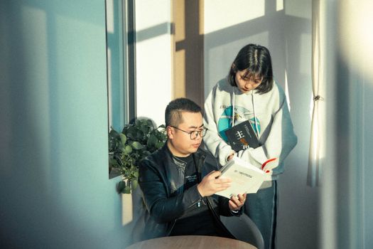 展示如何将复杂知识简化和类比的过程