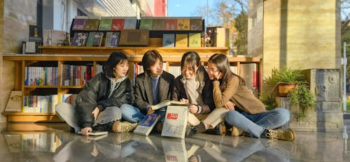 Kostenloses Stock Foto zu asiatische frauen, boden, buch