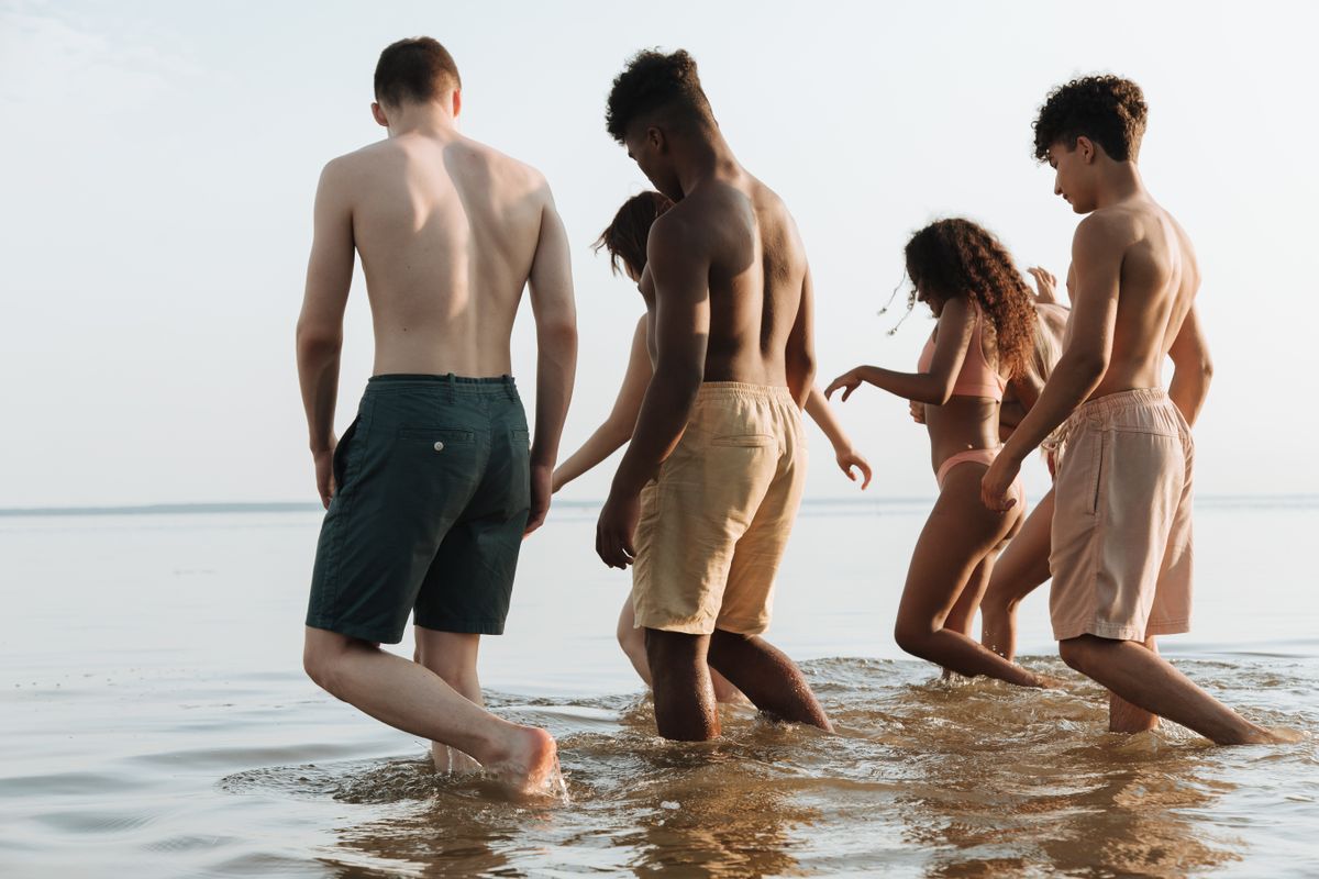 Vrienden lopen een meer in tijdens een zonnige reis