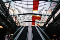 阿姆斯特丹火车站拥有未来派的自动扶梯和玻璃屋顶设计