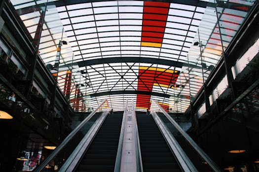 阿姆斯特丹火车站拥有未来派的自动扶梯和玻璃屋顶设计
