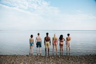 一群穿着泳衣的多元化青少年在海滩上享受夏日时光