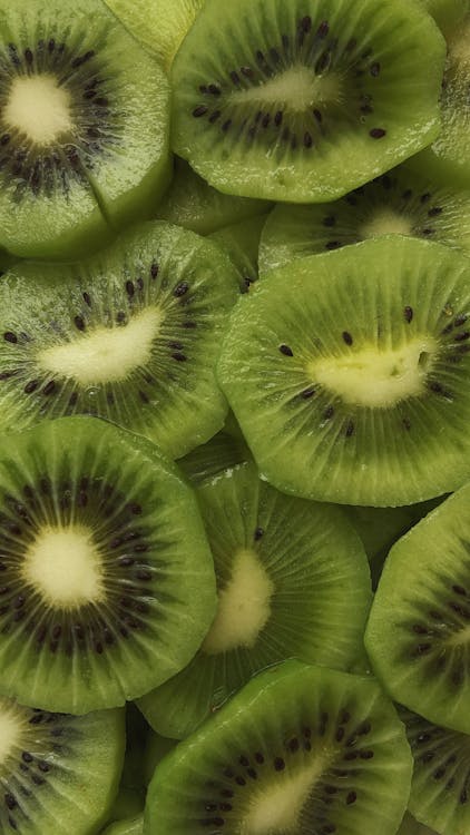 Close Up Shot of a Kiwi Slices · Free Stock Photo