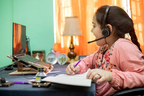 Foto profissional grátis de aula online, caneta, computador portátil