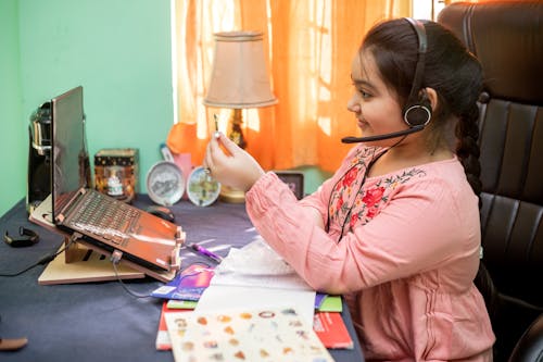 インドの女の子, ノートパソコン, ヘッドホンの無料の写真素材