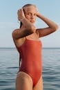 海边穿着泳衣的少女，散发着自信和夏日气息