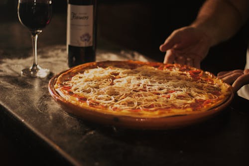 Gratis Orang Yang Memegang Pepperoni Pizza Di Atas Nampan Foto Stok