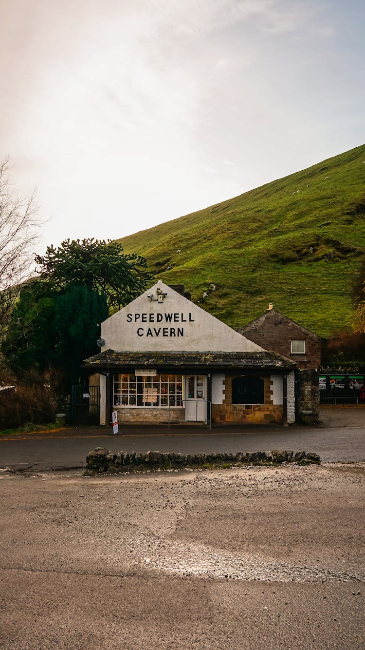 Speedwell Cavern House By The Mountains