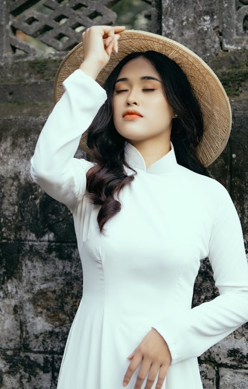 Kostenloses Stock Foto zu ao dai, asiatische frau, augen geschlossen