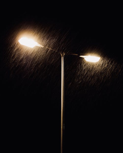Foto stok gratis di malam hari, hari hujan, lampu kota