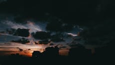 充满活力的夜空映衬着建筑物的轮廓，云层格外引人注目