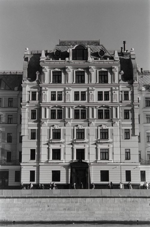 Free Elegant historic building facade in Moscow showcasing classic architecture under clear skies. Stock Photo