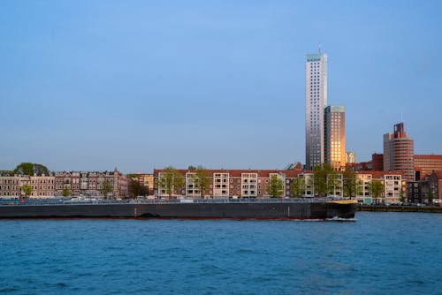 Kostenloses Stock Foto zu architektur, blauer himmel, dock