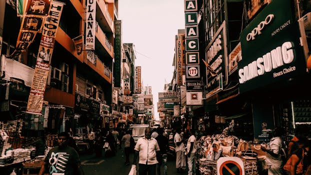 科伦坡热闹的街头市场里，人群多元，标志充满活力