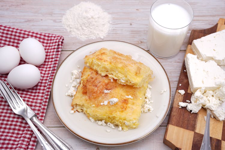 Food In A Ceramic Plate With Cottage Cheese