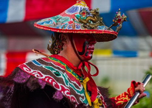 Free A vibrant display of traditional Taiwanese festival attire with intricate face paint and decorative hat. Stock Photo