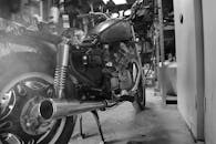 一辆经典摩托车在凌乱的车间内以单色拍摄