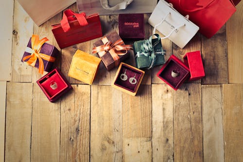 Geassorteerde Geschenkdozen Op Bruin Houten Vloeroppervlak