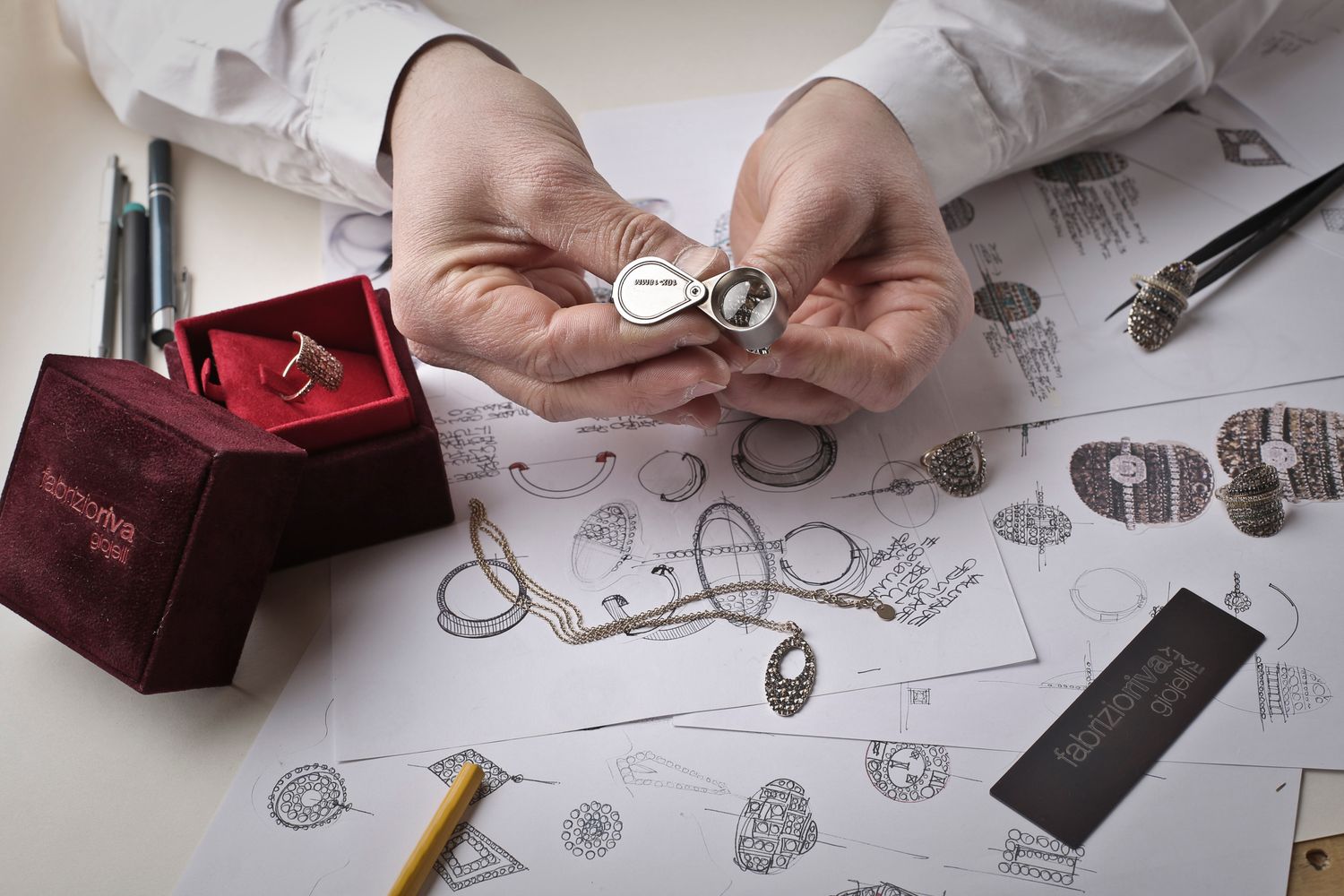 Professionelle Bewertung eines Diamantrings mit Lupe in Hannos Atelier