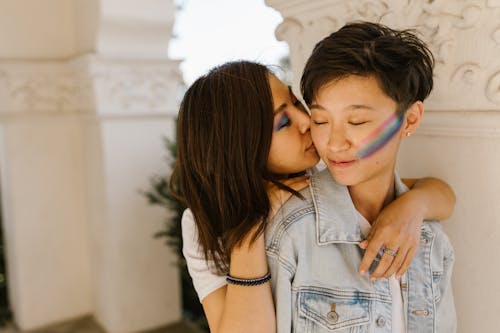 Fotos de stock gratuitas de abrazando, besando, cariñoso