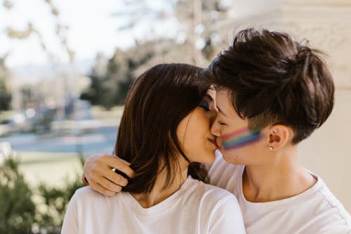 Fotos de stock gratuitas de bandera arcoiris, bandera del orgullo, besando