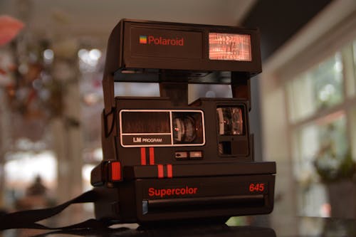 Schwarze Polaroid Supercolor Kamera Auf Schwarzem Tisch