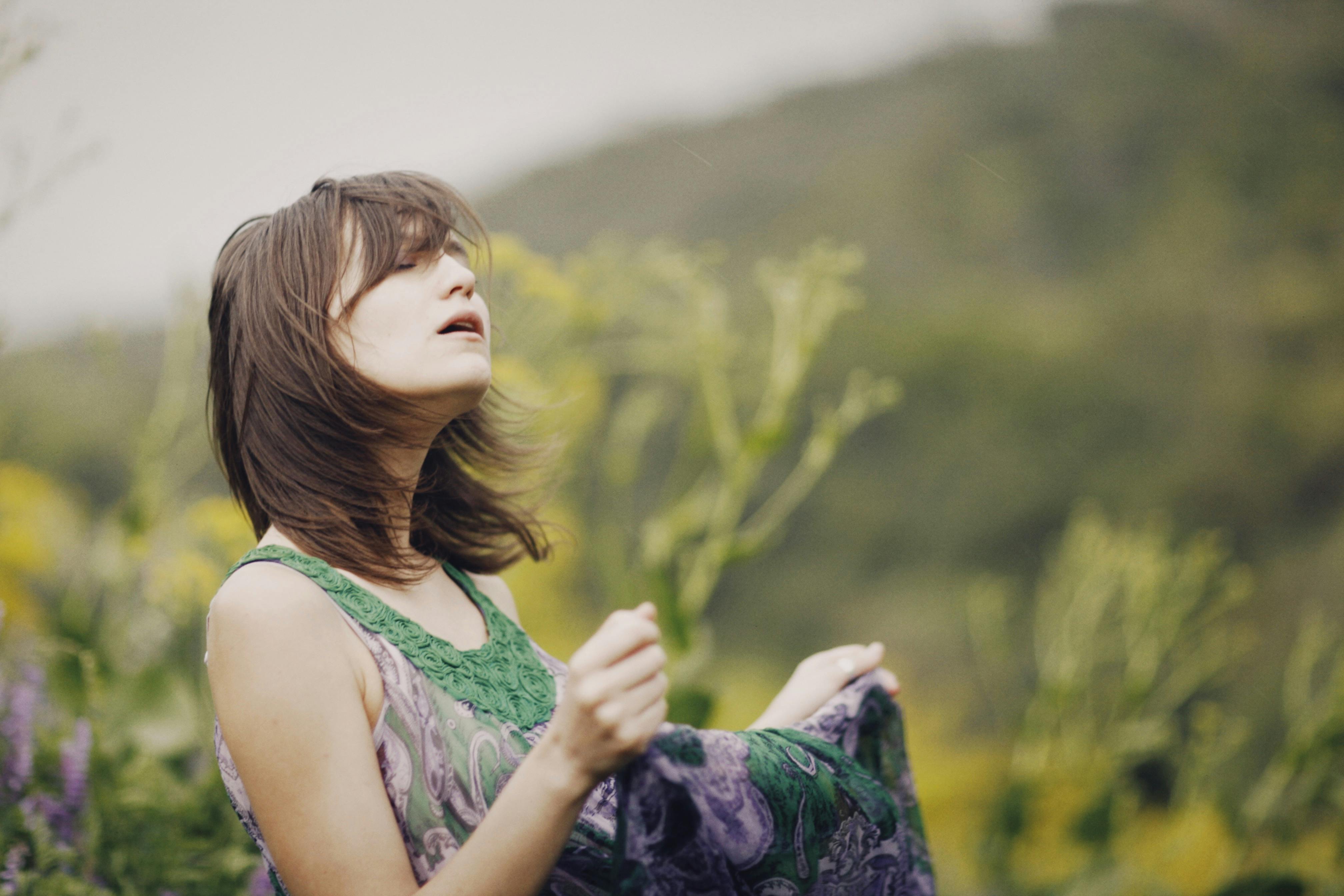 Which novelist wrote the love story 'Atonement', later adapted into a 2007 film starring Keira Knightley?