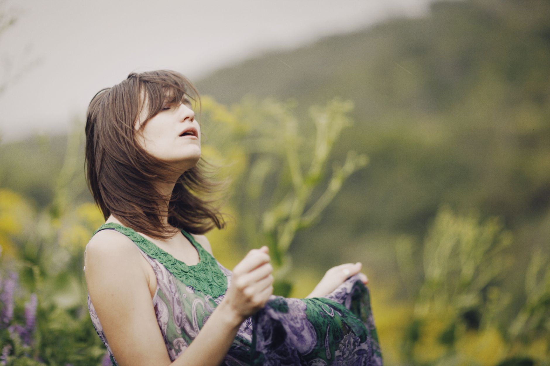 Which novelist wrote the love story 'Atonement', later adapted into a 2007 film starring Keira Knightley?