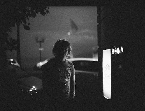 그레이 스케일 사진, 남자, 불이 켜진의 무료 스톡 사진