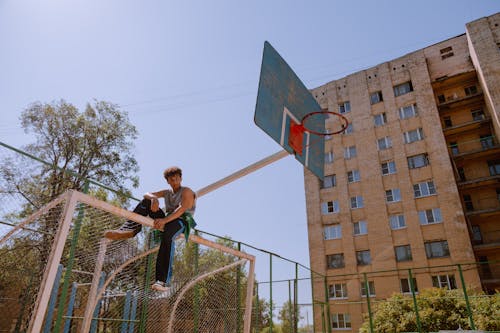 Darmowe zdjęcie z galerii z boisko do koszykówki, bramka, budynek
