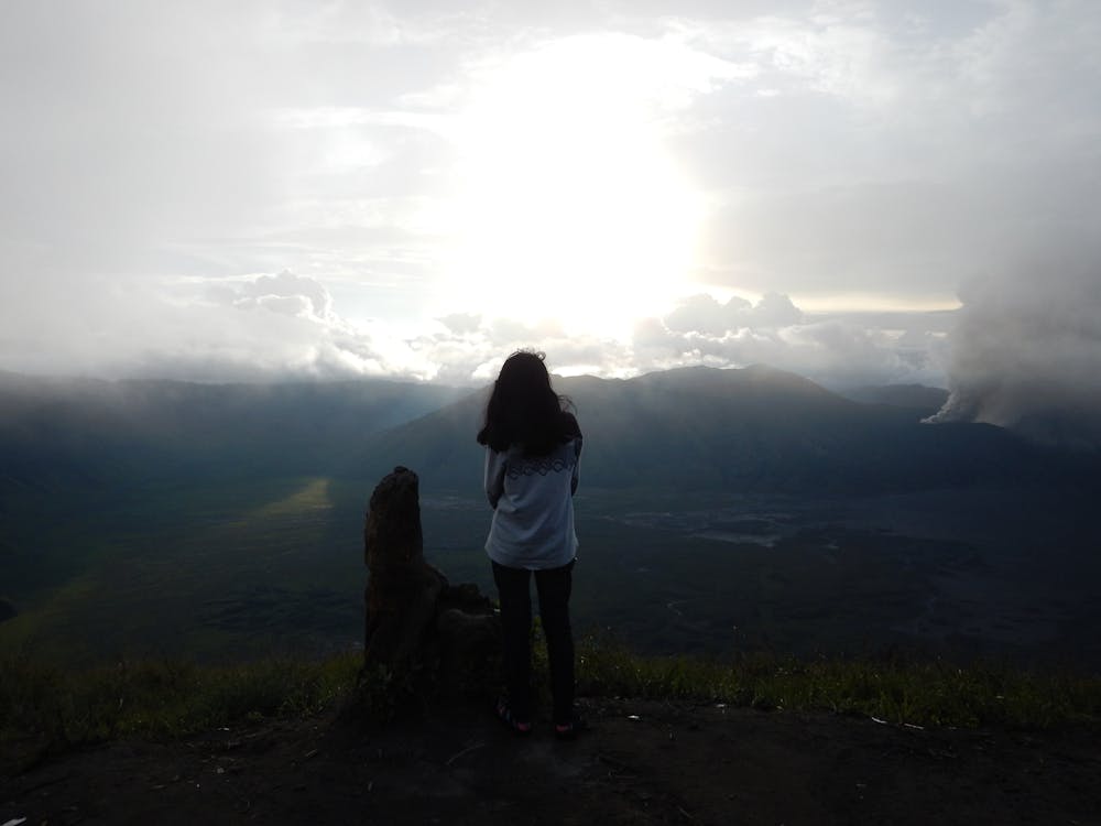 Δωρεάν στοκ φωτογραφιών με βουνά, γυναίκα, ήλιος Φωτογραφία από στοκ φωτογραφιών